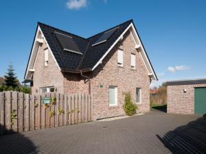 a house with a solar roof on top of it at Kiebitznest in Krummhörn