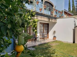 a house with a balcony and a table and chairs at Singular Coyoacán Pepper My Love! in Mexico City