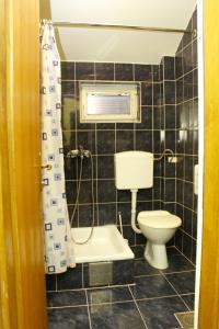 y baño con aseo, bañera y lavamanos. en Motel Magistrala en Doboj
