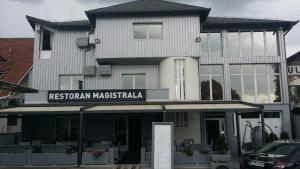 un edificio con una señal que lee la Maggotilla regional en Motel Magistrala, en Doboj