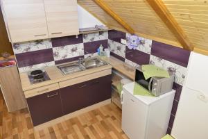 Kuchyň nebo kuchyňský kout v ubytování Apartmani Miščević