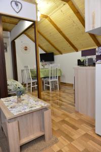 Kuchyň nebo kuchyňský kout v ubytování Apartmani Miščević