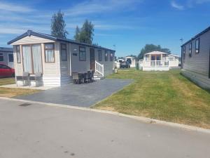 a row of mobile homes in a yard at Flamingo land le maple grove caravan hire in Kirby Misperton