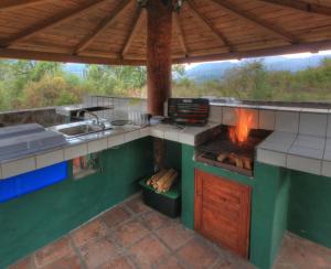Kuchyň nebo kuchyňský kout v ubytování Cabañas El Estribo Hotel
