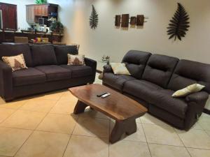 Sala de estar con 2 sofás y mesa de centro en Oceanica Resort Flamingo, en Playa Flamingo