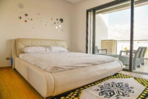 En eller flere senge i et værelse på SUPERBE VILLA AVEC PISCINE PLAGES DES NATIONS + 28 billeder