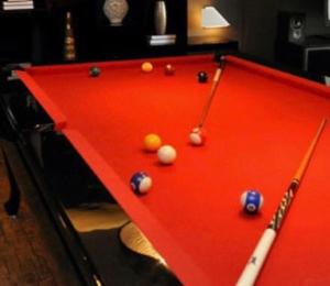 Meja biliard di Roll Inn Hotel