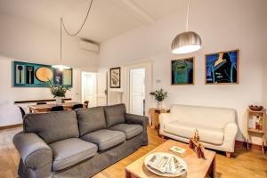 un salon avec un canapé et une table dans l'établissement Dopodomani Suite, à Rome