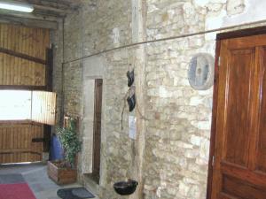 een kamer met een stenen muur en een deur bij Aux 3 Loups in Châtenois