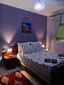 - une chambre avec un lit, une lampe et un tapis dans l'établissement Adam's House- Fes City, à Fès