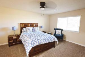 Un dormitorio con una cama y una silla y una ventana. en Richmond, Sugarland, Rosenburg, Katy West Houston - Lansdowne, en Richmond