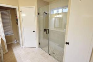 una ducha con puerta de cristal en un baño en Richmond, Sugarland, Rosenburg, Katy West Houston - Lansdowne, en Richmond 26 fotos más
