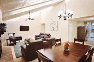 una sala de estar con una mesa y un sofá en Richmond, Sugarland, Rosenburg, Katy West Houston - Lansdowne, en Richmond