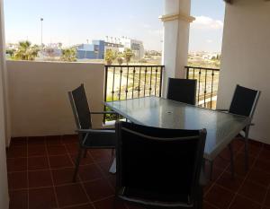 een tafel en stoelen op een balkon met uitzicht bij punta prima cinuelica torrevieja in Orihuela