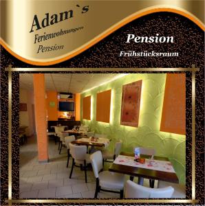 ミュールハウゼンにあるAdams Pension und Ferienwohnungenのテーブルと椅子、看板のあるレストラン