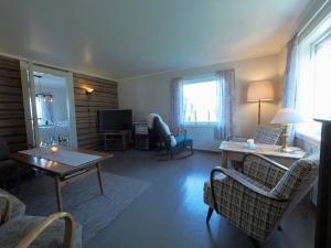 ein Wohnzimmer mit einem Sofa und einem Tisch in der Unterkunft Atlantic View Lofoten in Bøstad