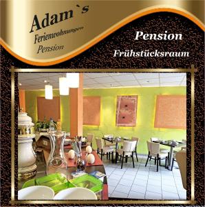 ミュールハウゼンにあるAdams Pension und Ferienwohnungenのテーブルと椅子が置かれたレストランの看板