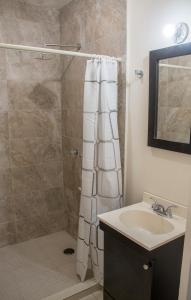 a bathroom with a shower and a sink at Hotel Nápoles in Ciudad Obregón