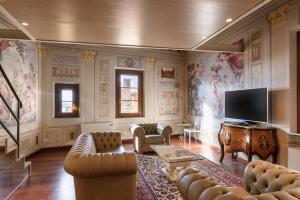 Televízia a/alebo spoločenská miestnosť v ubytovaní Domus Nannini SPA - Palazzo Nannini