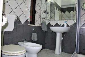 La petite salle de bains est pourvue de toilettes et d'un lavabo. dans l'établissement Il cortiletto, à Ravanusa