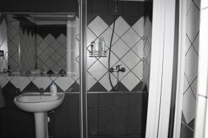 La salle de bains est pourvue d'une douche et d'un lavabo. dans l'établissement Il cortiletto, à Ravanusa