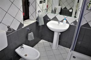 La petite salle de bains est pourvue d'un lavabo et de toilettes. dans l'établissement Il cortiletto, à Ravanusa