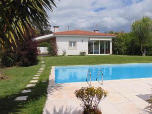 ein Haus mit einem Pool im Hof in der Unterkunft Casa Landim in Landim