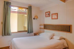 Postel nebo postele na pokoji v ubytování Los Aticos B&B with Coworking + 32 fotografií