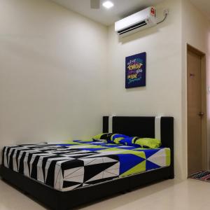 ガンバンにあるNeesa Homestay Bukit Gambang-Muslimのエアコン付きの客室にはベッド1台が備わります。