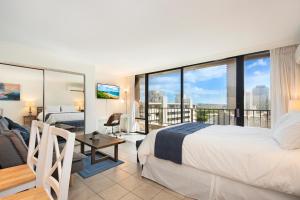 ein Hotelzimmer mit einem Bett und einem Schreibtisch in der Unterkunft Royal Garden at Waikiki in Honolulu