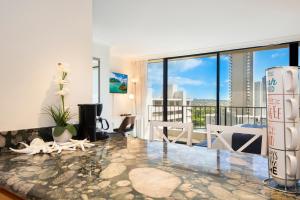 ein Wohnzimmer mit Blick auf ein Gebäude in der Unterkunft Royal Garden at Waikiki in Honolulu