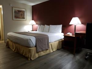 Een bed of bedden in een kamer bij Travel Inn of Buford