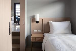 Una cama o camas en una habitación de Jolley Hotel