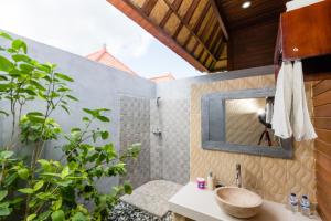 ein Badezimmer mit Waschbecken und Dusche in der Unterkunft Dream Beach Cottages in Nusa Lembongan + 38 Fotos