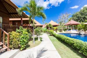 eine Villa mit Swimmingpool und ein Resort in der Unterkunft Dream Beach Cottages in Nusa Lembongan