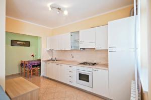Ett kök eller pentry på Apartments Rajic