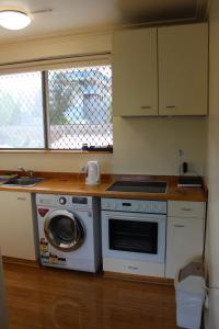 A kitchen or kitchenette at Australian Home Away @ Richmond