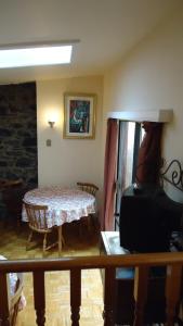 una sala de estar con mesa y una habitación con en Hotel Terrasse Dufferin, en Quebec