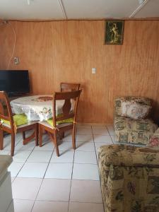 TV a/nebo společenská místnost v ubytování Cabañas Patricia Licanray