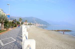 Una vista de una playa con gente caminando en ella en Hotel Aquilia, en Laigueglia