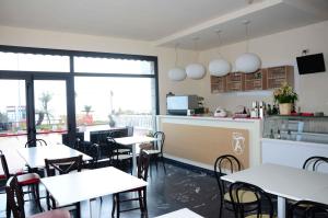 Reštaurácia alebo iné gastronomické zariadenie v ubytovaní Hotel Aquilia