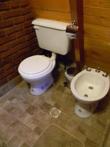 Hogar de la luna في مونتي كاسيروس: حمام مع مرحاض ومغسلة