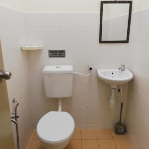 Bathroom sa Neesa Homestay Bukit Gambang-Muslim
