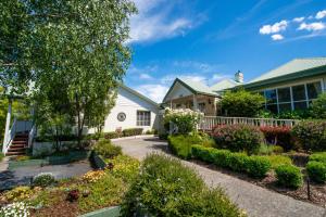uma casa com um jardim em frente em Yarra Gables em Healesville