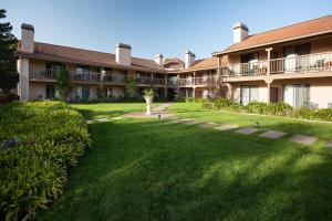 un cortile con una statua in mezzo a un cortile di Half Moon Bay Lodge a Half Moon Bay