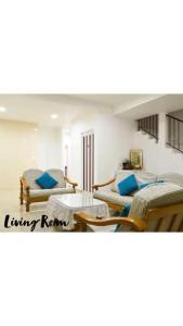 - un salon avec deux chaises et une table dans l'établissement Bukit Katil Indah Homestay, à Malacca