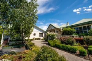 una casa con un jardín delante de ella en Yarra Gables, en Healesville