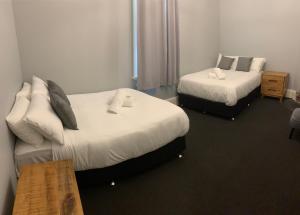 Postel nebo postele na pokoji v ubytování Abermain Hotel