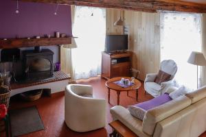 a living room with a couch and a fireplace at Maison du Coué Pyrénées Mourtis Gîte pour 2 à 12 pers in Sengouagnet