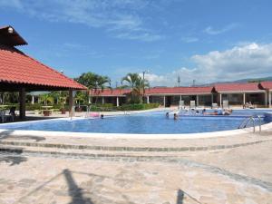 בריכת השחייה שנמצאת ב-Alquiler de Villas - Condominio en Jacó או באזור